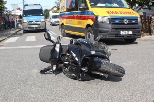 Policjanci ruchu drogowego podczas prowadzonych działań w sprawie wypadku drogowego. Do zdarzenia pomiędzy pojazdem volvo i motorower doszło w Lubieniu Kujawskim. Szczegółowe informacje są w komunikacie