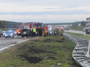 Policjanci zabezpieczający miejsce wypadku pojazdu marki mitsubishi na włocławskim odcinku autostrady