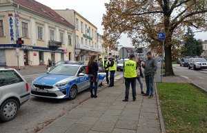 policjanci legitymują osoby bez maseczek