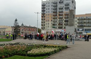 policjanci zabezpieczają zgromadzenie na Placu Wolności