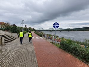 Zdjęcie z wizerunkiem policjanta i strażnika miejskiego zgodnie z treścią informacji