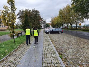 Zdjęcie z wizerunkiem policjanta i strażnika miejskiego zgodnie z treścią informacji