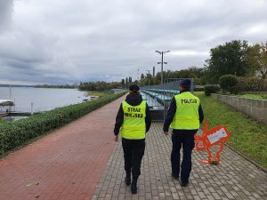 Zdjęcie z wizerunkiem policjanta i strażnika miejskiego zgodnie z treścią informacji