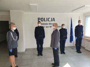 Przyjęcie meldunku przez Panią Komendant stojącą po lewej stronie, po prawej dowódca uroczystości w tle stoją nowi policjanci