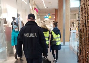 Policjanci i pracownicy sanepidu podczas działań opisanych w treści komunikatu na terenie galerii handlowych