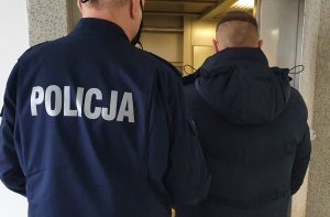 Policjant w czasie prowadzonych czynności z zatrzymanym do treści komunikatu