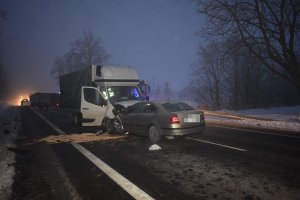 Zdjęcie przedstawia dwa uszkodzone pojazdy w wyniku zdarzenia drogowego opisanego w treści komunikatu