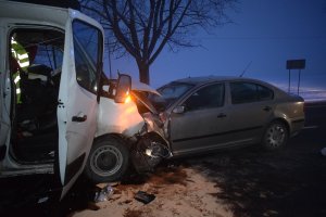 Zdjęcie przedstawia dwa uszkodzone pojazdy w wyniku zdarzenia drogowego opisanego w treści komunikatu