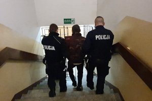 Policjanci podczas doprowadzania zatrzymanego do prokuratury.