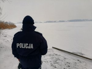 Policjant podczas kontroli wałów przeciwpowodziowych na rzece Wiśle