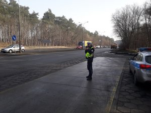 Policjanci ruchu drogowego podczas pomiaru prędkości do treści komunikatu