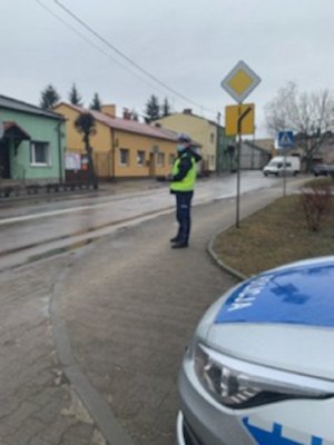 Policjant ruchu drogowego podczas działań na drodze w pobliżu przejścia dla pieszych