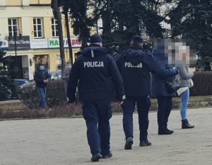 Policjanci podczas kontroli obostrzeń zgodnie z treścią komunikatu