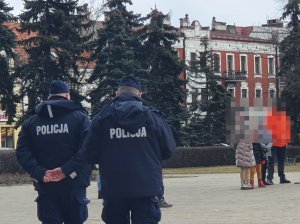 Policjanci podczas kontroli obostrzeń zgodnie z treścią komunikatu