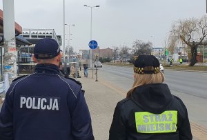 Policjanci i strażnicy miejscy podczas kontroli obostrzeń