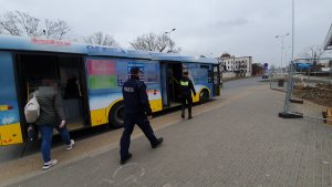 Policjanci i strażnicy miejscy podczas kontroli obostrzeń