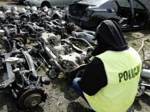 Policjant podczas czynności z zabezpieczonymi częściami zgodnie z treścią komunikatu