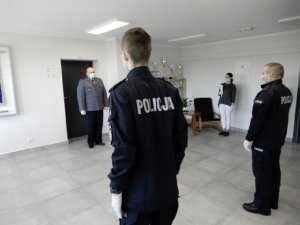 Nowo  przyjęci policjanci podczas ślubowania w pomieszczeniu komendy