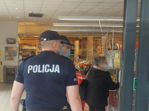 Policjanci podczas kontroli placówek handlowych