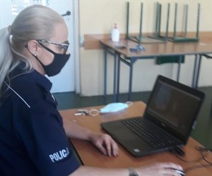 Policjanta siedząca przed komputerem podczas spotkania