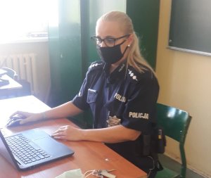 Policjanta siedząca przed komputerem podczas spotkania