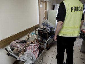 Policjant podczas czynności z zabezpieczonym mieniem