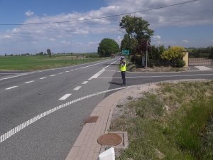 Policjantka podczas pomiaru prędkości