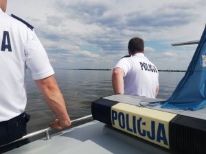 Policjanci podczas zabezpieczania regat