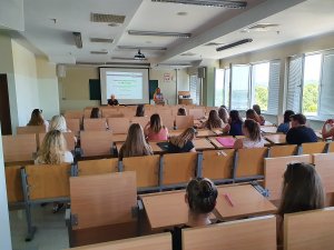 Policjanci podczas spotkania ze studentami w pomieszczeniu.