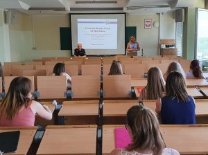 Policjanci podczas spotkania ze studentami w pomieszczeniu.