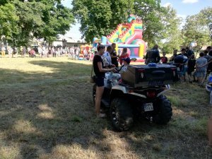 Policjanci podczas pikniku pokazują policyjny sprzęt