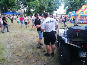 Policjanci podczas pikniku pokazują policyjny sprzęt