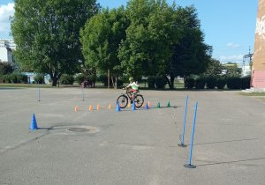 uczeń szkoły podczas egzaminu praktycznego na kartę rowerową