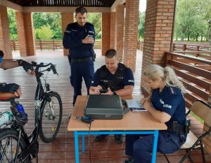 Policjanci podczas znakowania rowerów