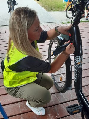 Policjanci podczas znakowania rowerów