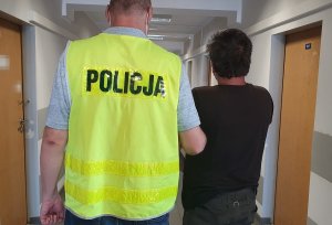 Policjant podczas czynności z zatrzymaną osobą