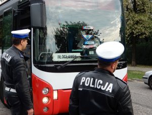 Policjanci podczas kontroli autokarów