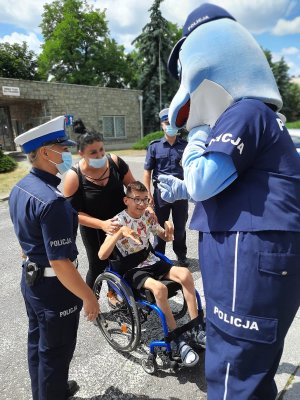 Policjanci w trakcie oprowadzania gościa po komendzie zgodnie z treścią komunikatu