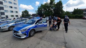 Policjanci w trakcie oprowadzania gościa po komendzie zgodnie z treścią komunikatu