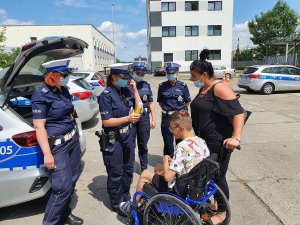 Policjanci w trakcie oprowadzania gościa po komendzie zgodnie z treścią komunikatu