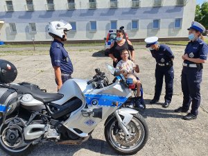 Policjanci w trakcie oprowadzania gościa po komendzie zgodnie z treścią komunikatu