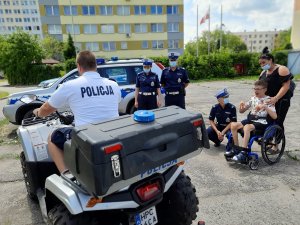 Policjanci w trakcie oprowadzania gościa po komendzie zgodnie z treścią komunikatu