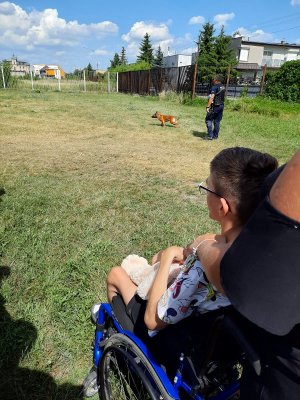 Policjanci w trakcie oprowadzania gościa po komendzie zgodnie z treścią komunikatu