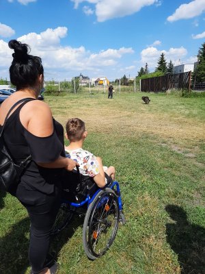 Policjanci w trakcie oprowadzania gościa po komendzie zgodnie z treścią komunikatu