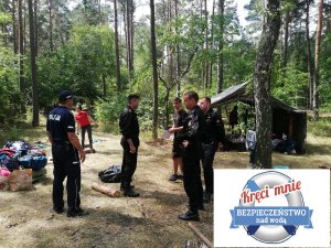 Policjanci i strażacy kontrolują obozowisko na terenie lasu