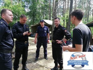 Policjanci i strażacy kontrolują obozowisko na terenie lasu