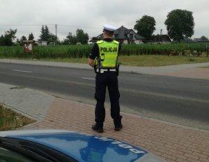 Policjant podczas kontroli drogowej zgodnie z treścią komunikatu