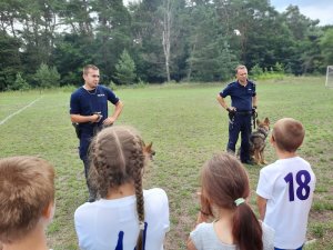 Policjanci w trakcie działań profilaktycznych zgodnie z treścią komunikatu