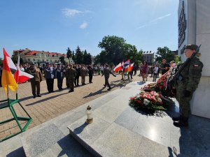 Uczestnicy podczas uroczystości pod pomnikami