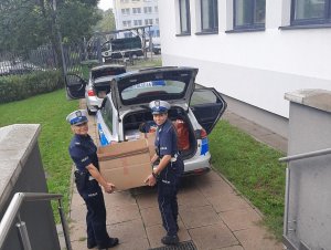Policjantki podczas pakowania prezentów zgodnie z treścią komunikatu